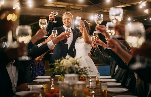 Тосты на свадьбе: правила и примеры